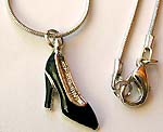 Rounded snake chain fashion necklace with black color high-heel motif pendant