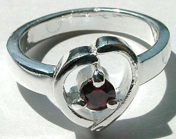 Carved-out heart pattern design sterling silver ring with a mini rounded red cz stone set in middle