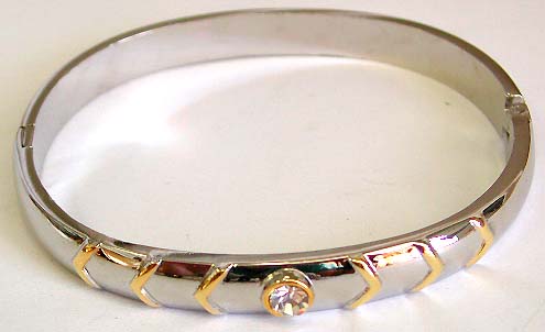 Fashion bangle bracelet with a mini rounded CZ stone embedded in middle and golden arrow figure on both sides