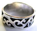 Black sterling silver ring with carved-in cuirvy pattern decor