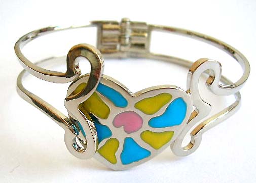 Fashion bangle bracelet in carved-out double band holding a color painted heart love pattern at cente