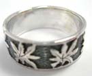 925. Sterling silver thick band ring with trendy pot leaf theme 